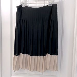 NWT Ann Taylor Pleated Chiffon Lined Skirt. Size 16. Black and Tan. Back Zip.